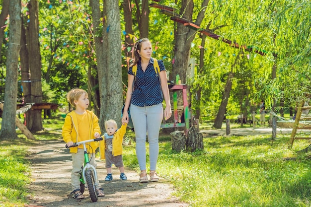 Dos hermanos felices en sudaderas amarillas en el parque de otoño