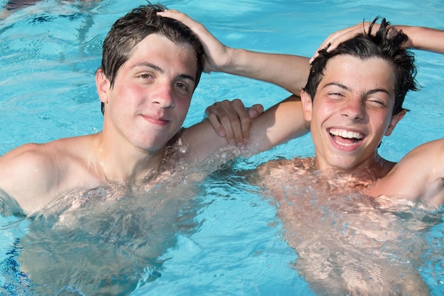 Dos hermanos en la piscina divirtiéndose