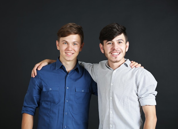 Foto dos hermanos sobre fondo oscuro