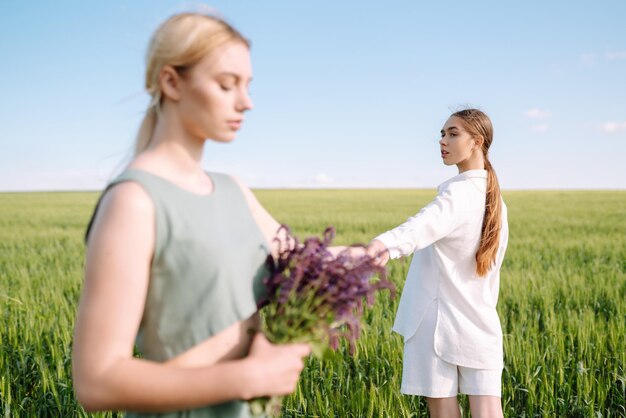 Dos Hermosa mujer en el campo verde Naturaleza vacaciones relax y estilo de vida Paisaje de verano