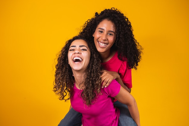 Dos hermosas amigas afro abrazaron, concepto de mejores amigas y hermanas.