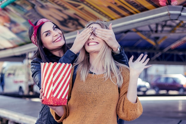 Dos hermosas amigas lesbianas caminan por las calles de la ciudad