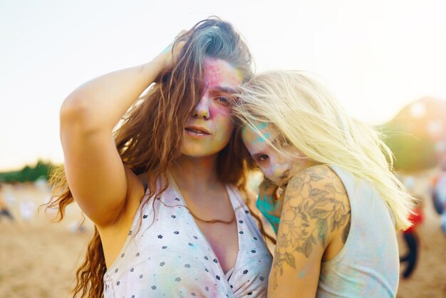 Dos hermosas chicas se divierten mucho en el festival Holi Spring Break Beach Party Amistad Ocio