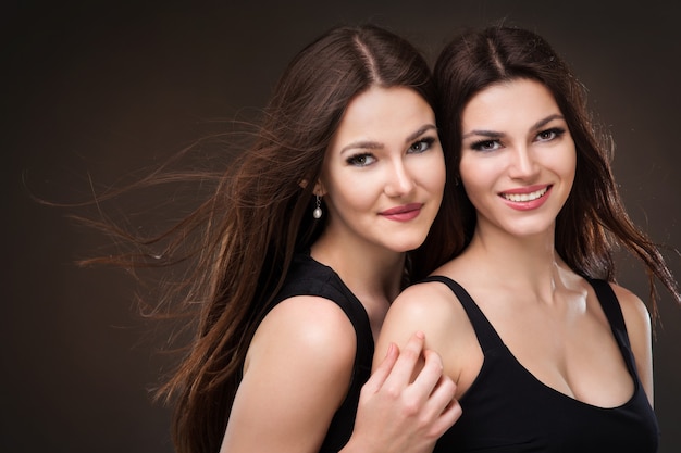 Dos hermosas chicas en estudio