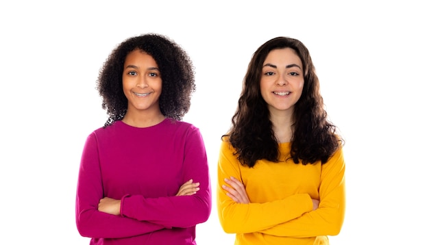 Dos hermosas chicas jóvenes con suéteres de colores aislados en un blanco