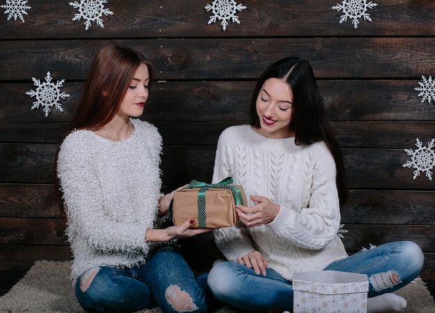 dos hermosas chicas juntas desempacar regalos