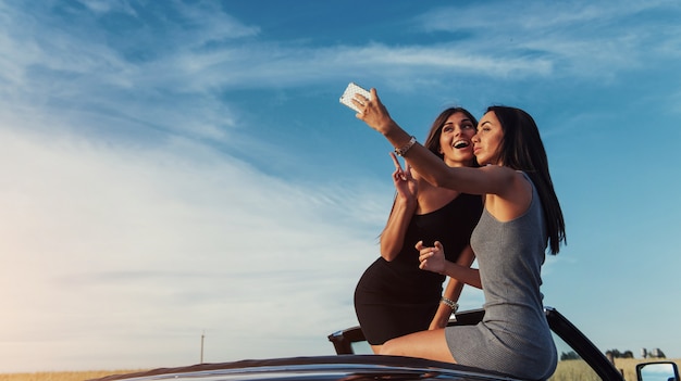 Dos hermosas chicas son fotografiadas en el camino