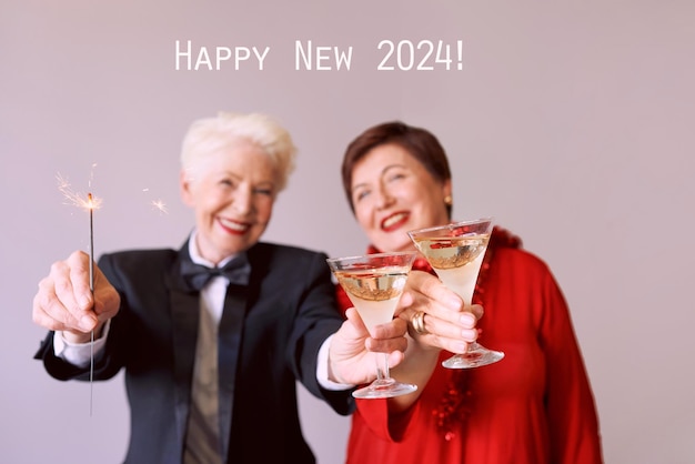 Dos hermosas y elegantes mujeres mayores maduras celebrando el año nuevo Fiesta divertida celebración conce