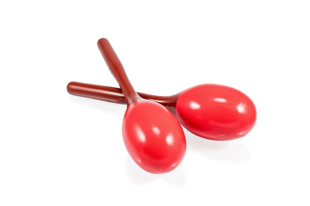 Dos hermosas maracas mexicanas rojas yacen unas sobre otras aisladas de fondo blanco