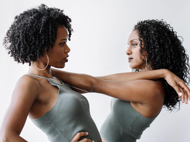 Foto dos hermosas mujeres africanas opuestas una a la otra retrato