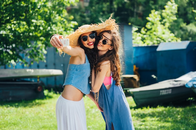 Dos hermosas mujeres jóvenes haciendo selfie
