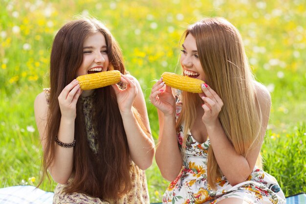 Dos hermosas mujeres jóvenes en un picnic