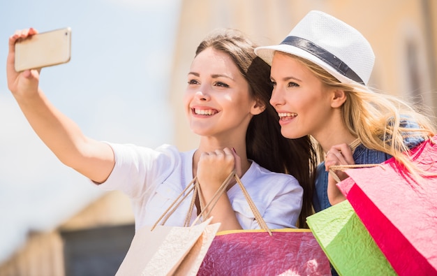 Dos hermosas mujeres jóvenes que toman un selfie.