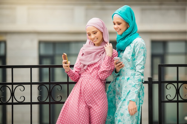 Dos hermosas mujeres jóvenes en vestidos musulmanes