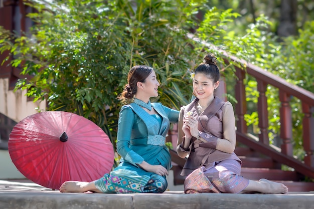 Dos hermosas mujeres en Laos están sentadas en el sótano de tu casa