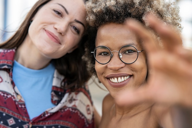 Dos hermosas mujeres lesbianas multirraciales se toman una foto