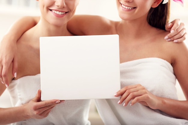 dos hermosas mujeres en spa