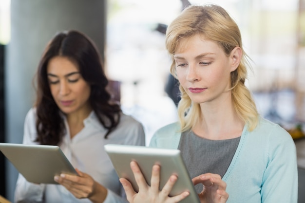 Dos hermosas mujeres con tableta digital