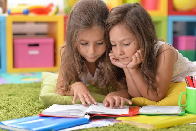 Dos hermosas niñas estudiando