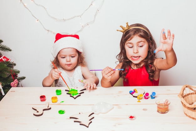 Dos hermosas niñas pintadas de madera figuritas navideñas