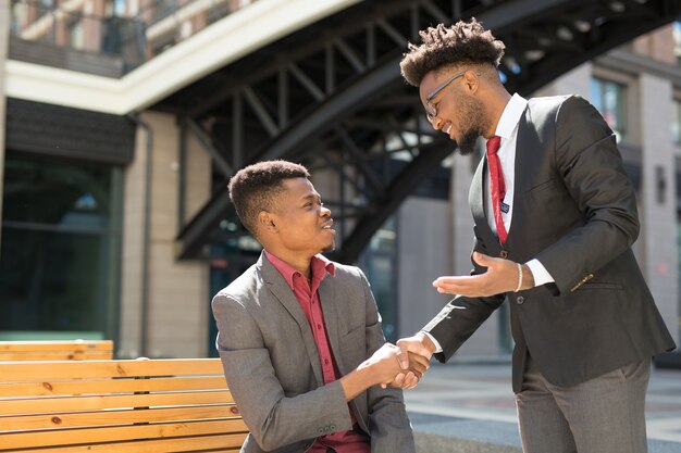 dos hermosos africanos se dan la mano