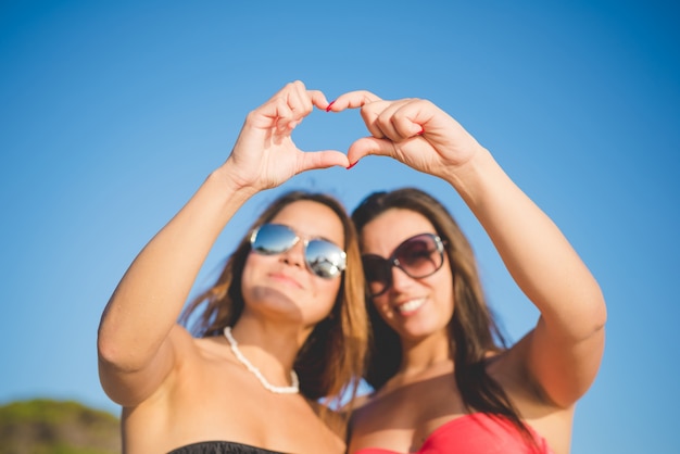 Foto dos hermosos amigos mujeres gafas de sol