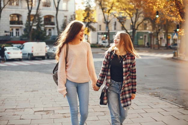 dos hermosos y brillantes amigos caminando por la ciudad soleada de primavera