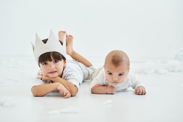 Dos hermosos hermanos se encuentra sobre un fondo blanco.