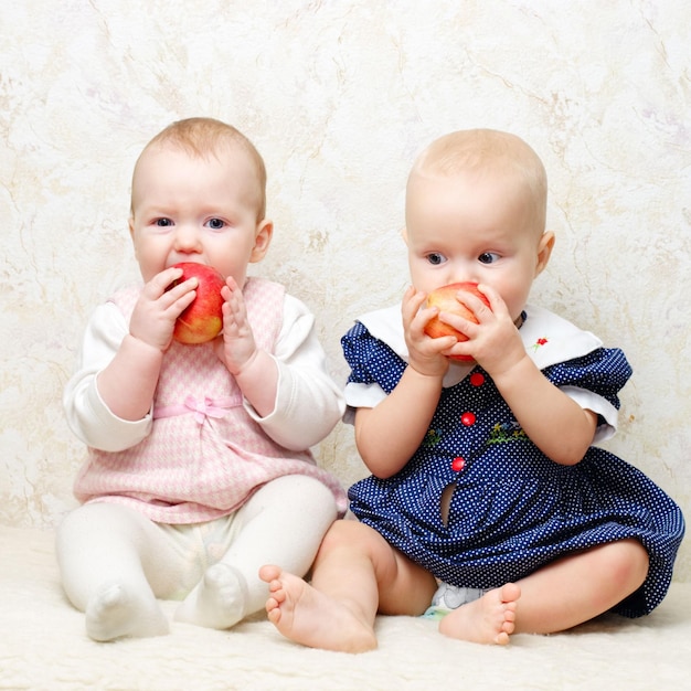 Dos hijitas comiendo manzanas