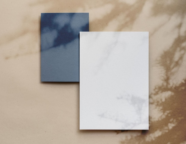 Dos hojas de papel ecológico vacías en el fondo con superposición de sombras