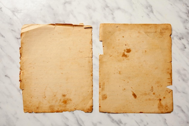 Las dos hojas vintage con líneas de un cuaderno en una vista superior de fondo de mármol