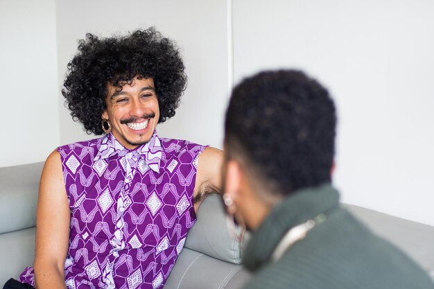 Dos hombres afroamericanos hablando en casa