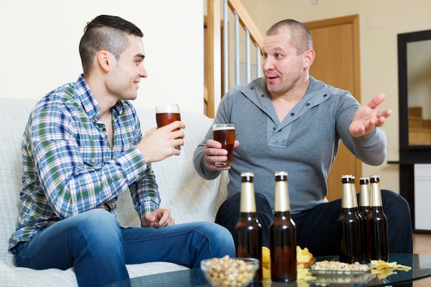 Dos hombres bebiendo cerveza