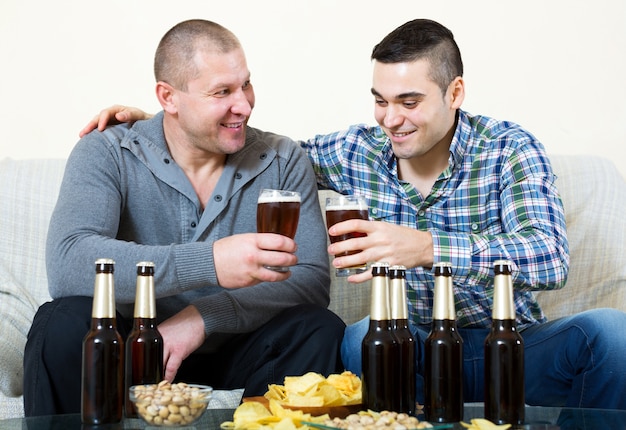 Dos hombres bebiendo cerveza