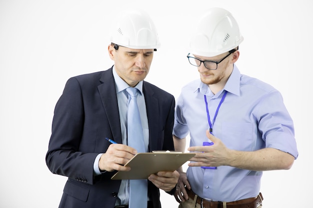 Dos hombres con cascos discutiendo sobre el proyecto