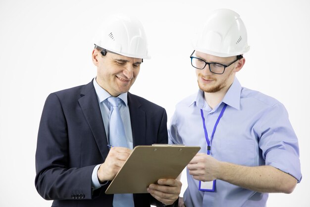 Dos hombres con cascos discutiendo sobre el proyecto