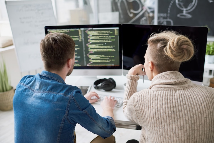 Foto dos hombres creando programas