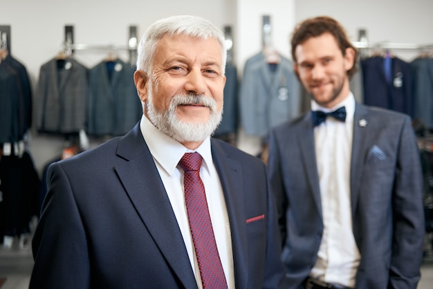 Dos hombres elegantes en ropa de tienda.