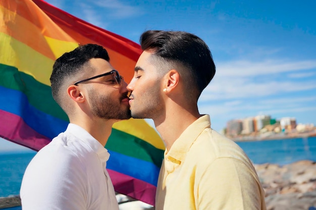 Foto dos hombres enamorados en el día del orgullo lgbt