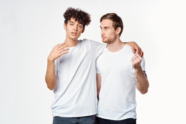 Foto dos hombres están de pie junto a camisas limpias emociones foto de alta calidad