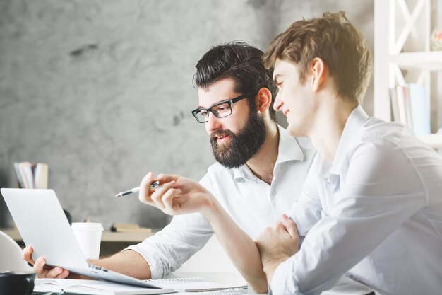 Dos hombres europeos trabajando juntos en un proyecto