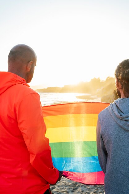 Dos hombres gays sostienen la bandera lgbt