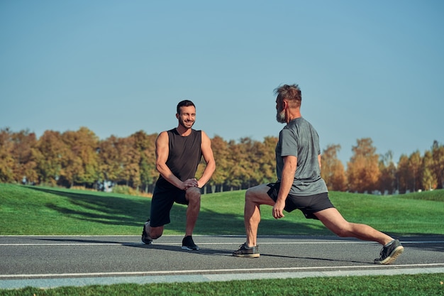 Los dos hombres haciendo ejercicio al aire libre.