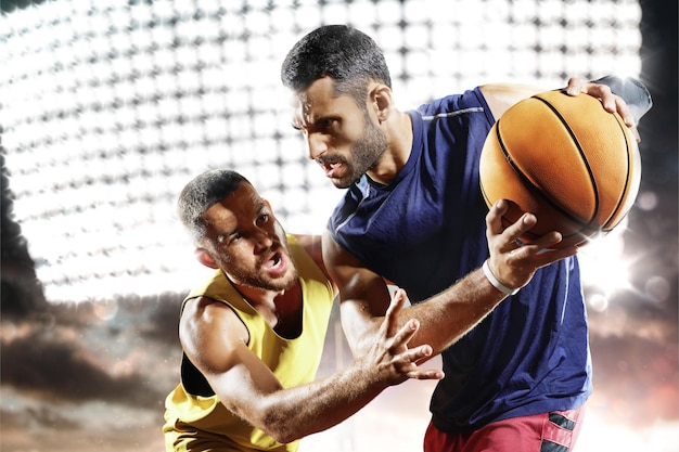 Dos hombres jugando baloncesto en una cancha