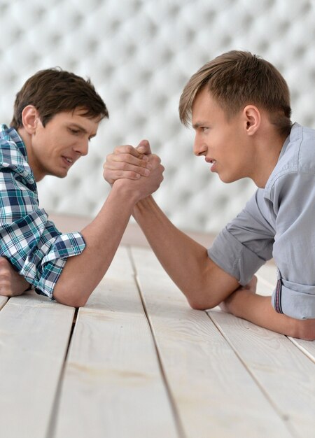 Foto dos hombres, en la mesa, y, armrestling