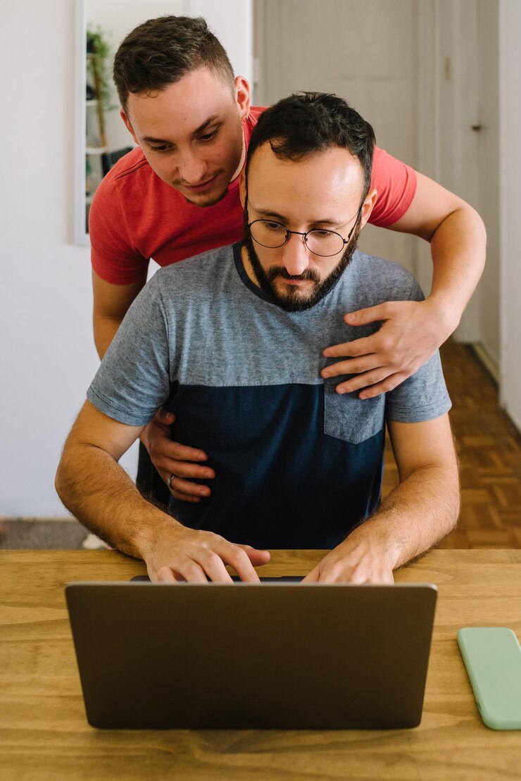 Foto dos hombres mirando una computadora portátil