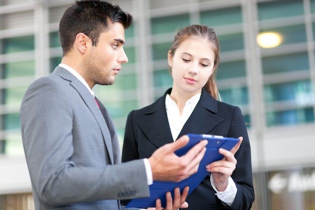 Dos hombres de negocios al aire libre