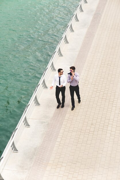 Dos hombres de negocios caminando. Tiro de perspectiva de pájaro.