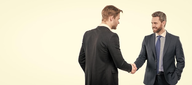 Dos hombres de negocios colegas dándose la mano después de una exitosa cooperación comercial