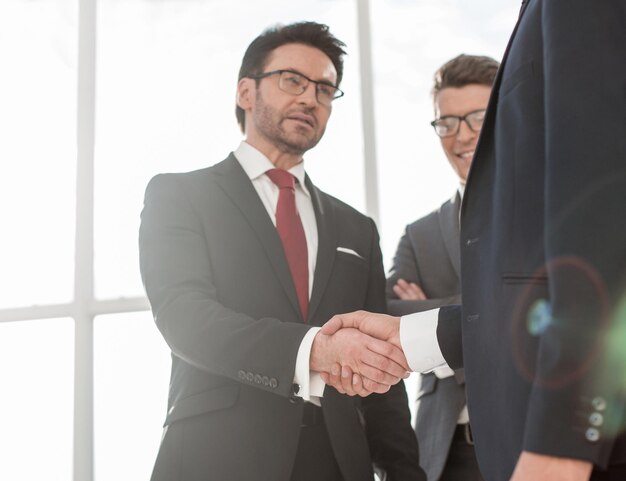 Dos hombres de negocios dándose la mano